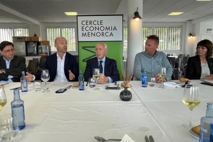 Miquel Àngel Casasnovas, Adolfo Vilafranca, Francisco Tutzó, Juan Miguel Llompart, y Núria Torrent, durante el encuentro con el Cercle d’Economia.