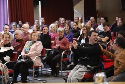 Pau Taura, visiblement content, és felicitat per un company durant l’acte celebrat al Consell.