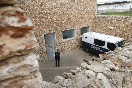 Los detenidos fueron trasladados con este furgón policial a los juzgados de Maó