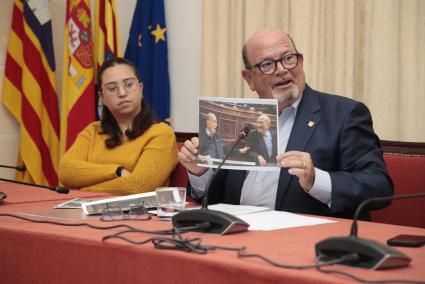 Joan Huguet durante la conferencia del miércoles en el salón de plenos de Ferreries.