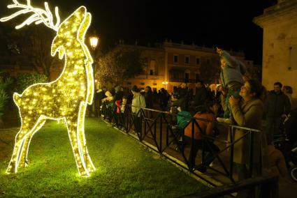 Ambiente navideño en Ciutadella con el mercado y el encendido de la iluminación