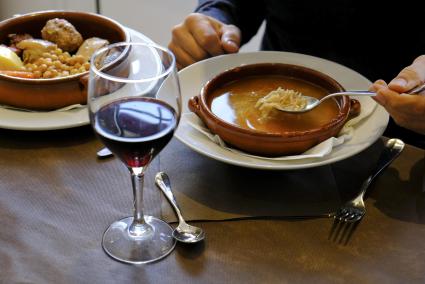 El menú consta de dos platos, agua o vino, pan y postre.