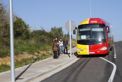 Imagen de archivo de un autobús en la carretera de Menorca.