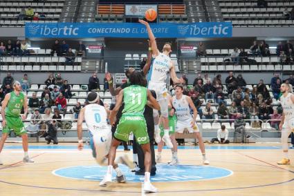 Salto inicial del partido.