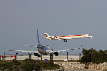 Un avión despega del Aeropuerto de Menorca.