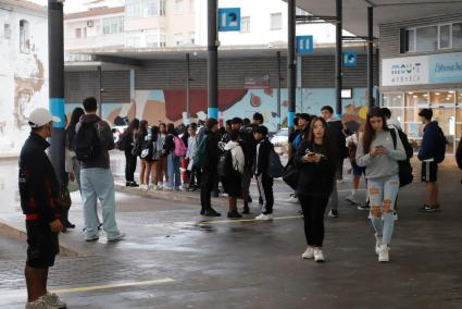 Estudiantes en la estación de autobuses de Maó.