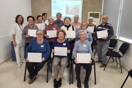 Foto de grupo de las sanitarias y los participantes en el taller con su diploma acreditativo.