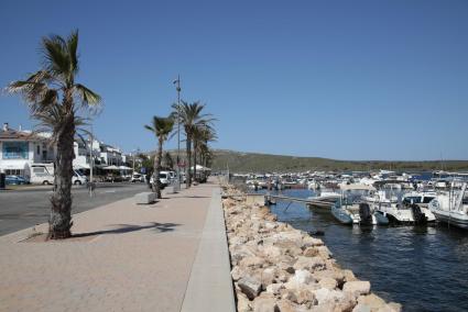 Imagen del paseo marítimo de Fornells.