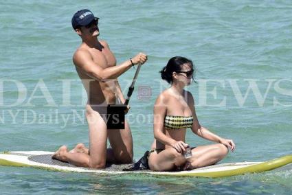 Orlando Bloom, desnudo en la playa junto a Kate Perry