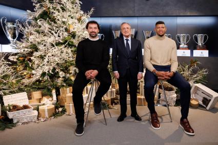 Sergio Llull aparece junto con el presidente de la entidad, Florentino Pérez, y su compañero de equipo Walter Tavares.