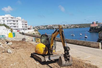 Una excavadora en la zona de Dalt Cala Corb, donde recientemente se ha estrenado el mirador.