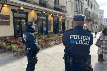 Dos agentes de la Policía Local de Maó, en una imagen de archivo.