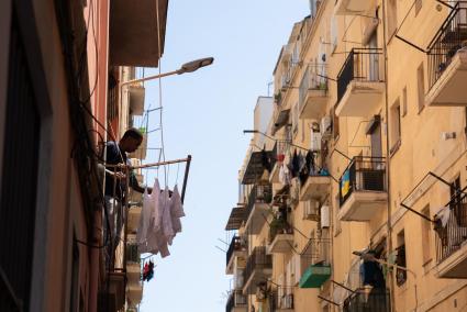 Un hombre tendiendo en su casa.