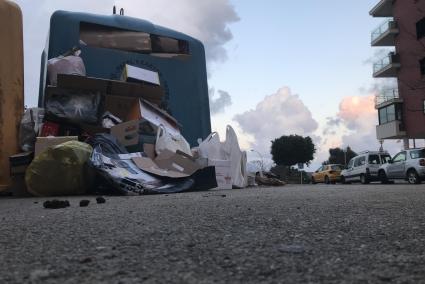 Basura en el suelo y cacas de perro, dos lados de la misma moneda.