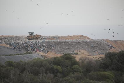 Operarios trabajan durante la mañana de este lunes en la zona.