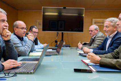 Reunión entre miembros del Govern y del Consell insular.