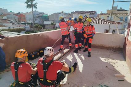 Bomberos y sanitarios del 061 han evacuado al herido hasta llevarlo a pie de calle para su traslado.