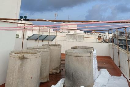 Muchos depósitos de agua de las cubiertas de los edificios de la Isla todavía son de amianto