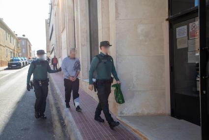 El acusado entra en el Juzgado 2 de Ciutadella, custodiado por dos guardias para declarar ante la juez este viernes por la mañana