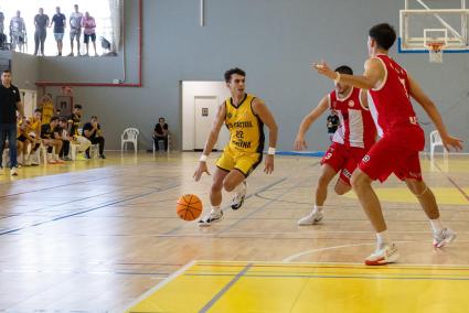 Xavi Hernández bota el balón durante un partido de esta temporada en Es Castell