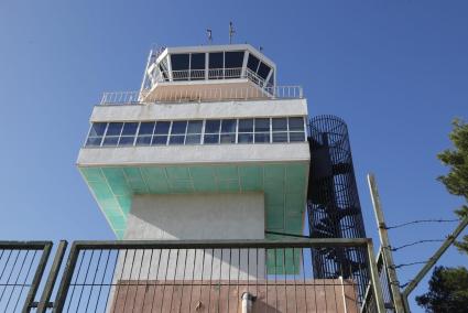 La torre de control antigua, construida en 1969, avanza en su deterioro mientras AENA trata de estirar su vida útil con inversiones para parchearla a la espera de un nuevo sistema de control aéreo virtual que no arranca.