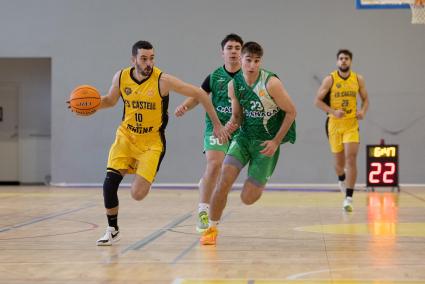 Carlos Gil bota el balón en una acción a campo abierto, el pasado domingo, en su primer partido con el equipo menorquín