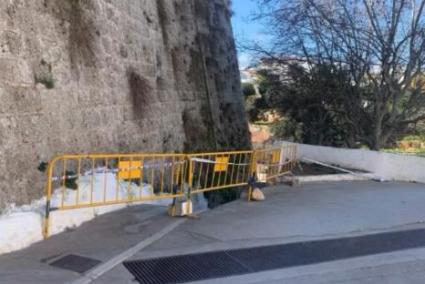 El coche colisionó contra el muro que hace medianera con el Bastió de Sa Font.