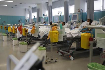 Pacientes en la unidad de diálisis del Hospital Mateu Orfila.