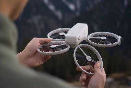 DJI lanza un nuevo dron con cámara y hélices plegables para vlogs