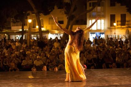 La bailarina, en una interpretación de uno de los festivales de danza oriental que organizaba en Ciutadella.