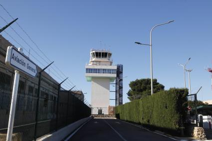 La torre de control ya ha cumplido su vida útil y AENA va poniendo parches a la espera de implantar un sistema virtual que está encallado. 