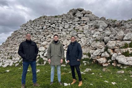 L’arqueòleg Antoni Ferrer, el conseller de Cultura Joan Pons Torres i el director insular Tiago Reurer.