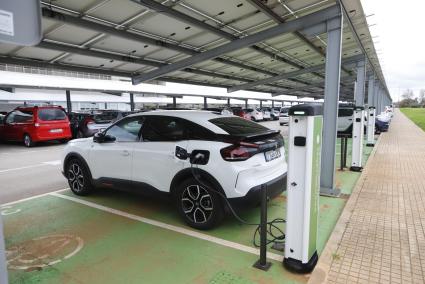 Un coche eléctrico en el aparcamiento del Hospital Mateu Orfila.