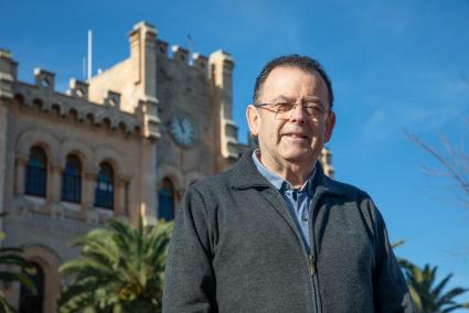 Mossèn Josep Manguán, conferenciant d’enguany, amb l’Ajuntament de Ciutadella de fons.