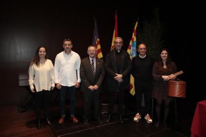 Junta de caixers de Sant Bartomeu 2025: Victòria Jajner, José Martí, Basili Martí, Joan Tutzó i Bartomeu Marquès, amb la fabiolera Andrea Bosch