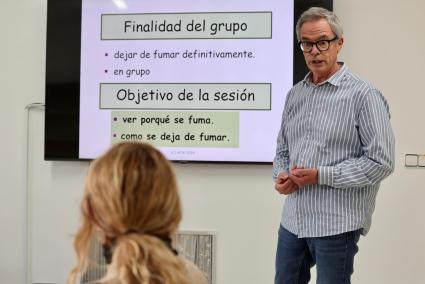 El doctor Andreu Estela durante una sesión, en Dalt Sant Joan, del taller para ayudar a las embarazadas a dejar de fumar.