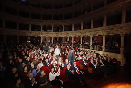 El públic va gaudir d ela vetllada amb les gloses i les diferents actuacions musicals.