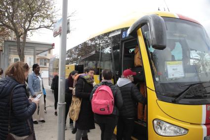 Pasajeros en la estación de autobuses de la Pau de Ciutadella.