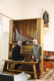 El mestre orguener català Albert Blancafort, a la foto amb el rector Jesús Llompart, va muntar ahir l'orgue de dos teclats, pedal i 254 tubs de llenya i de metall, adquirit per la parròquia de Sant Lluís a la capella on hi ha la imatge de Sant Antoni Abat.