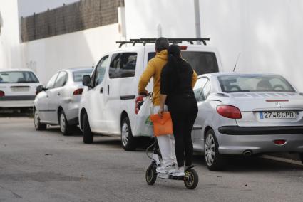 Dos personas montadas en un patín, en Maó, lo que se considera infracción grave. 