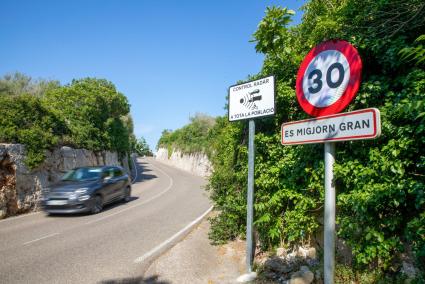 Uno de los radares está instalado en el acceso a Es Migjorn por la carretera de Ferreries.