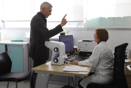 Recreación de una situación violenta en una consulta médica, donde el paciente levanta la mano a la enfermera.