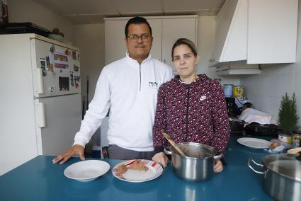 Diego y Karina en la cocina del piso de la iglesia, donde afirman haber encontrado un hogar.