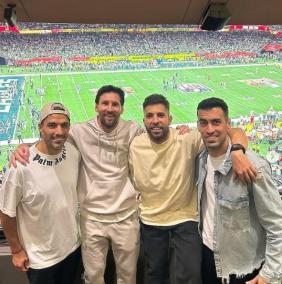 Messi, Suárez, Busquets y Jordi Alba asisten juntos al Super Bowl