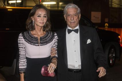 Vargas Llosa sufre el ataque de un grupo de medusas