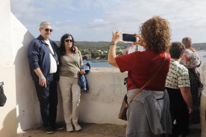 Turistas fotografiándose con el puerto de Maó al fondo, en una imagen de archivo.