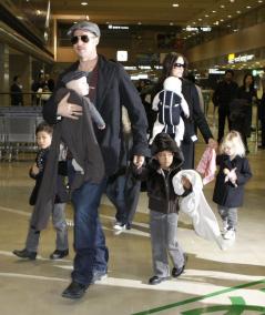 Brad Pitt y Angelina Jolie con sus hijos