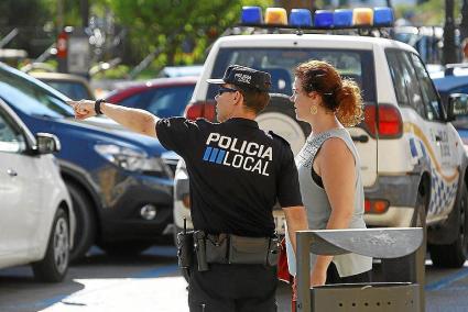 Después de diversas gestiones, la Policía Local consiguió localizar la dirección en un apartamento de Cala en Bosc.