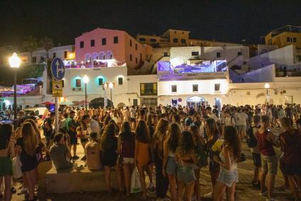 Miles de jóvenes y adolescentes se concentran todas las noches de la semana de Sant Joan en la zona de ocio de Es Pla, en el pue