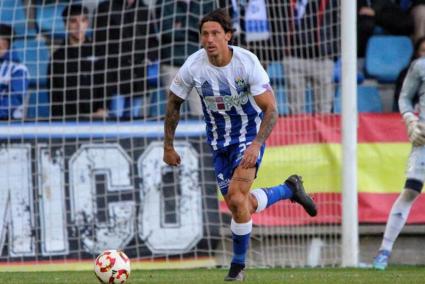 Imagen del jugador ciutadellenc, saliendo con el balón desde atrás, con el Talavera.